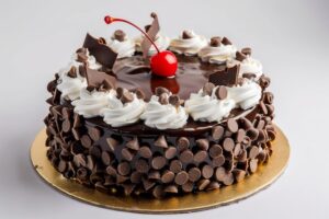 round-chocolate-cake-golden-base
