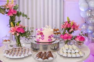 Luxury flower bouquet and cake gift for birthday celebration in Islamabad
